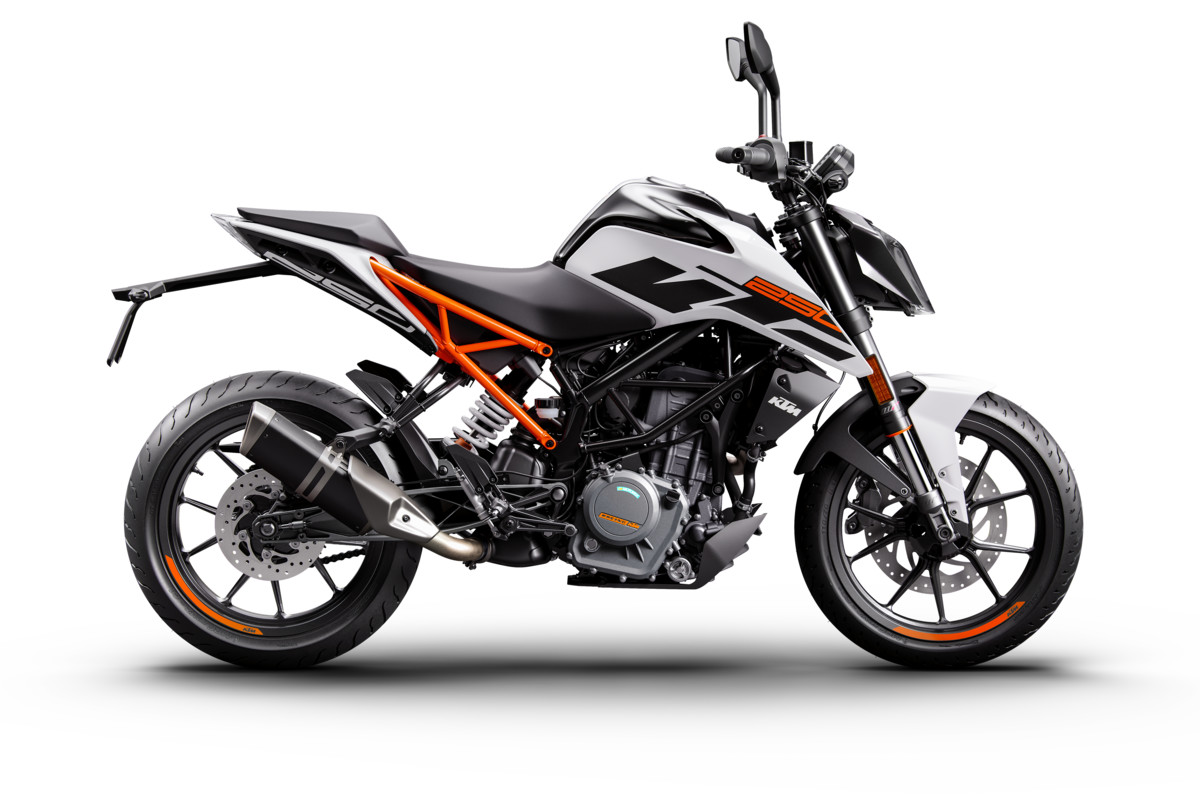 170609_KTM 250 DUKE white 90 Right MY 2017