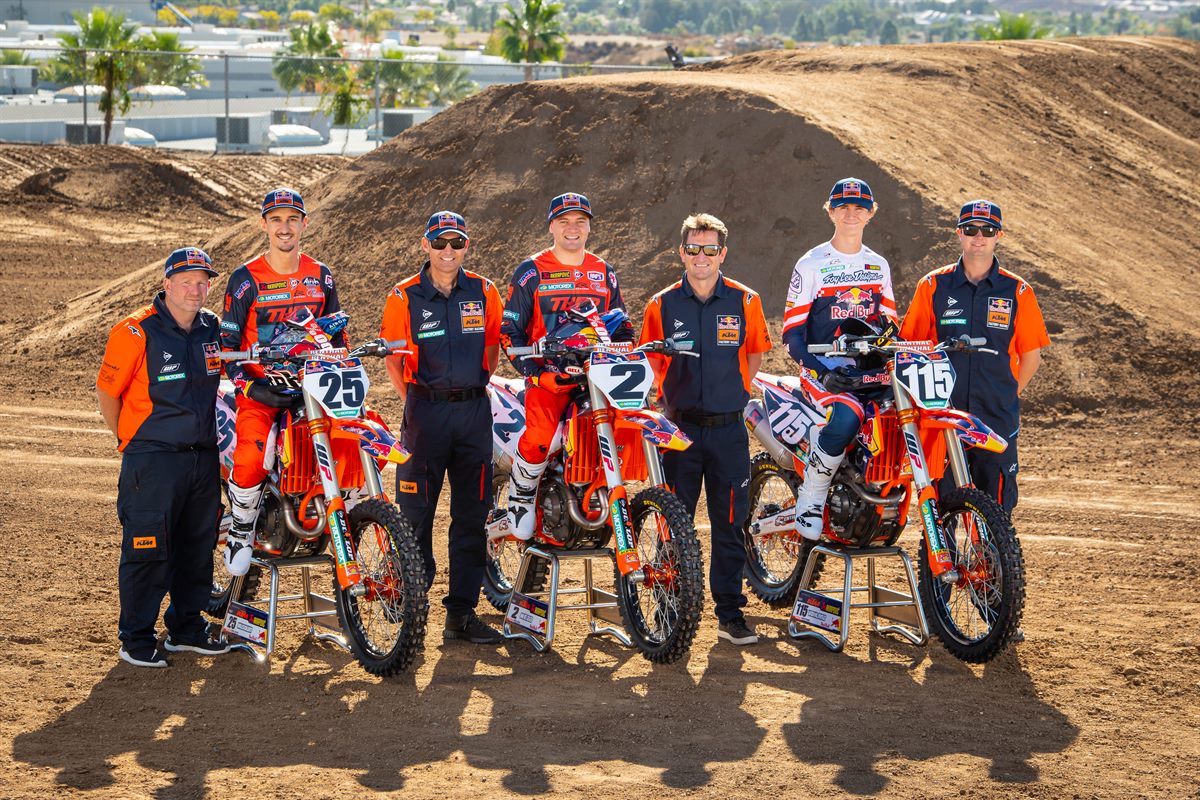 2021 RED BULL KTM TEAM WITH MECHANICS