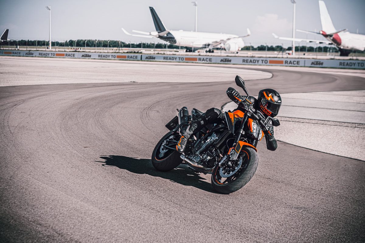 KTM 890 DUKE - Action.jpg