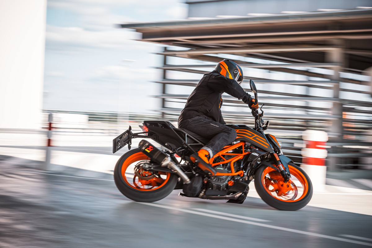 358655_KTM Naked Model Range_ Action