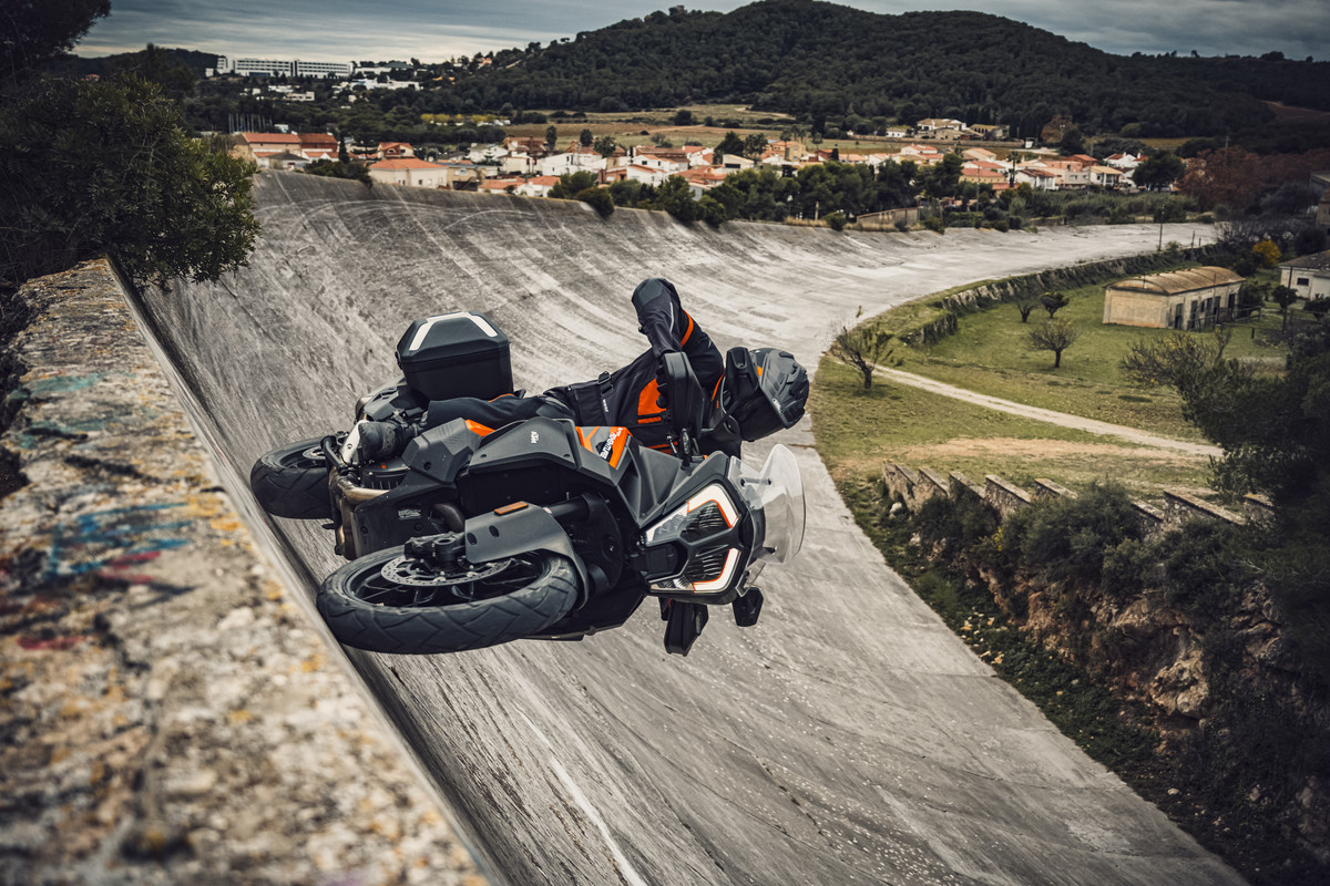 371571_MY21 KTM 1290 SUPER ADVENTURE S_ Action