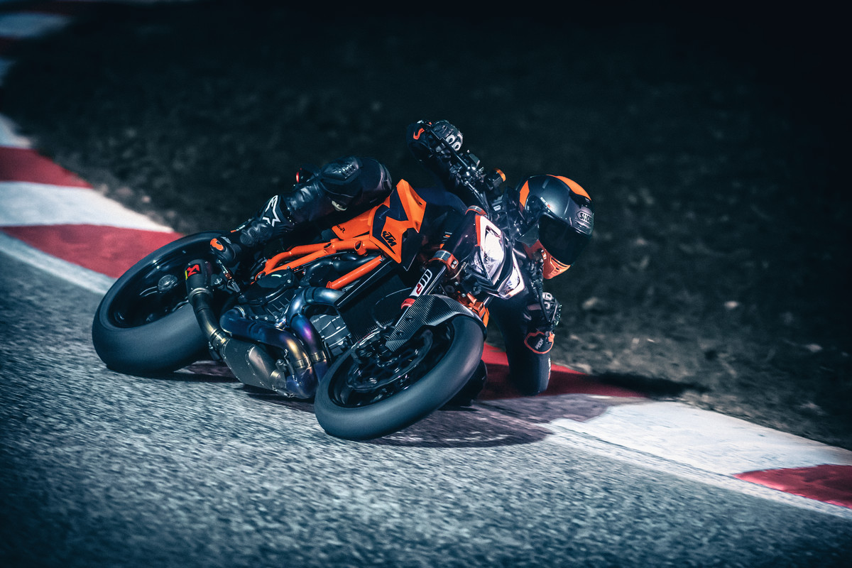 342300_1290 SUPER DUKE R 2020