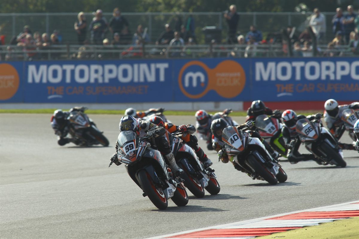 KTM RC CUP World Final action_KTM RC 390 Cup_Silverstone 2015
