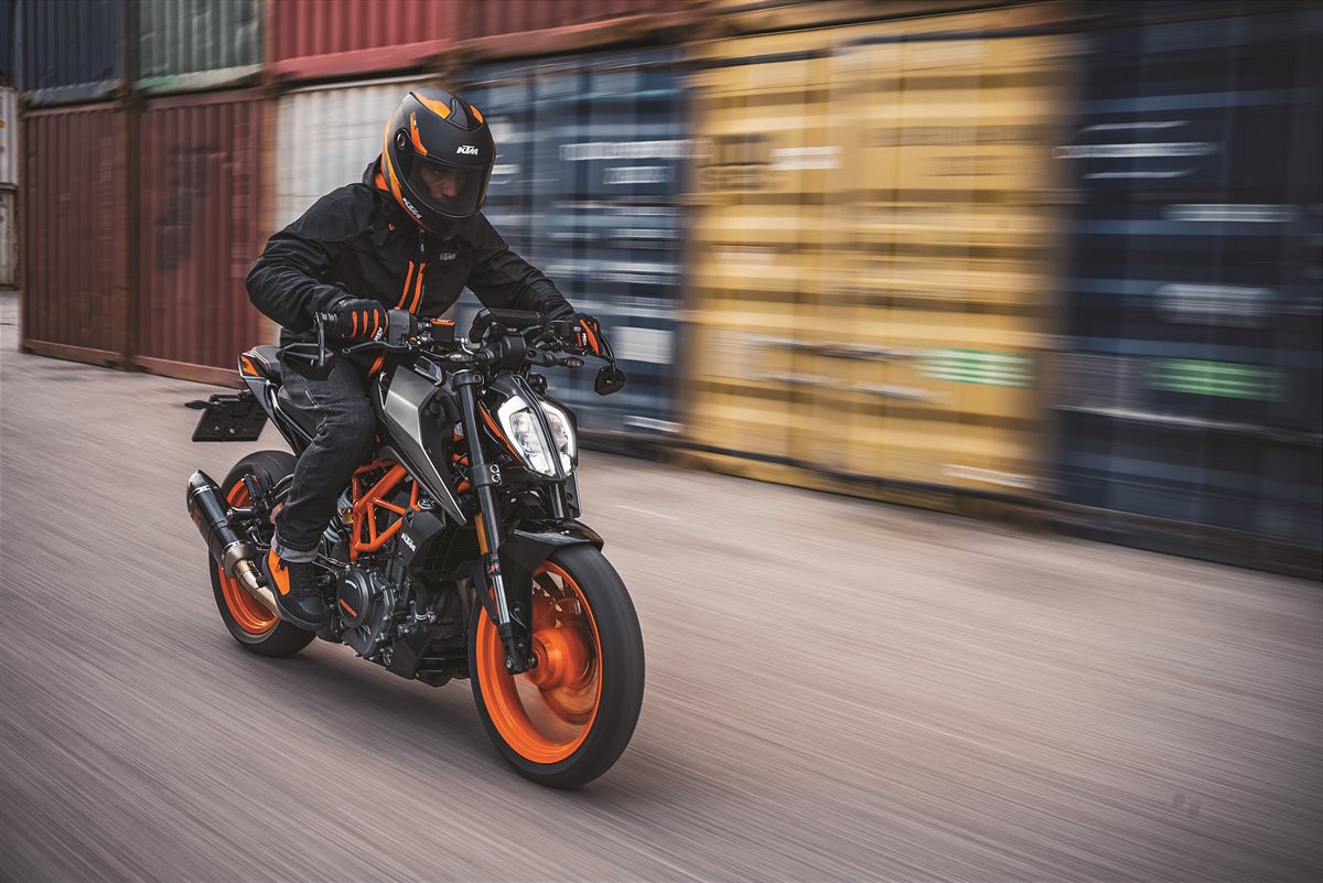 358709_KTM Naked Model Range_ Action