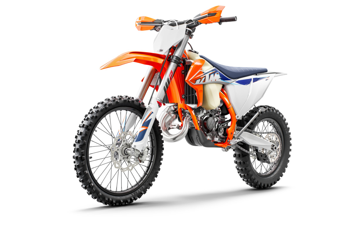377781_125 XC MY22 Front-Left
