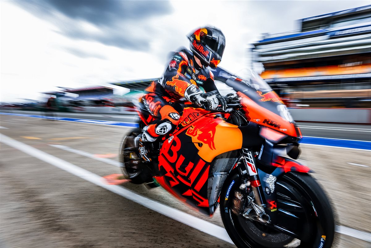 Oliveira To Start French Motogp From 10th As Fernandez Celebrates Moto2 Pole Position Ktm Press Center