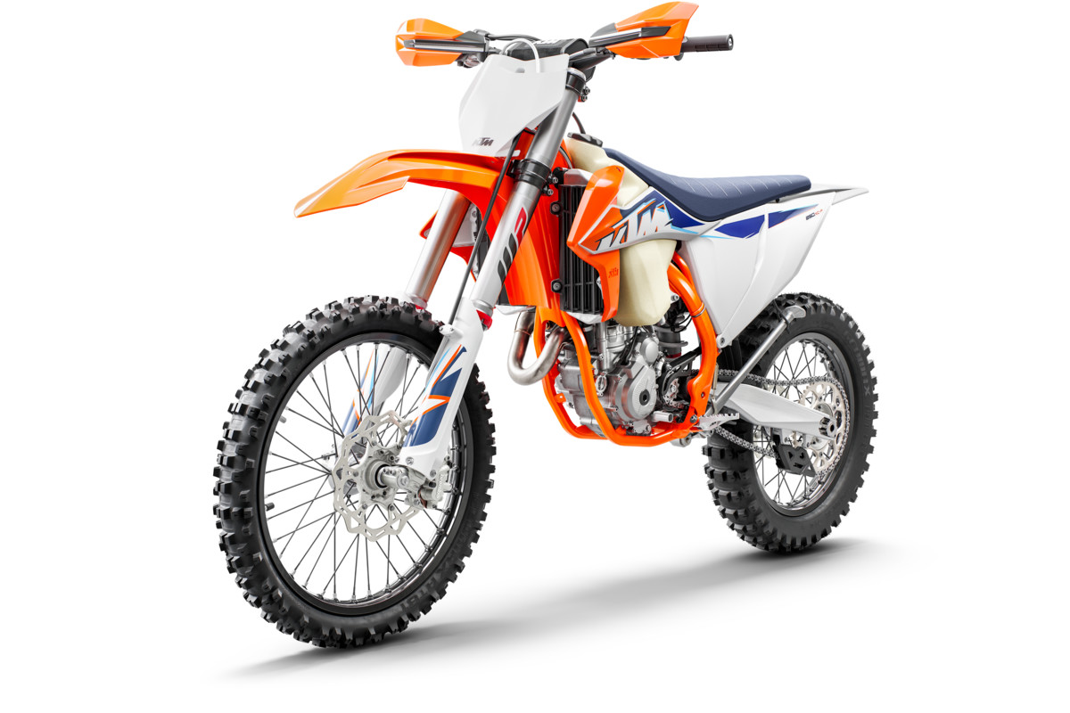 377784_250 XC-F MY22 Front-Left