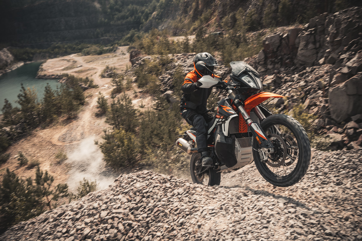 357392_MY21 KTM 890 ADVENTURE R_ Action