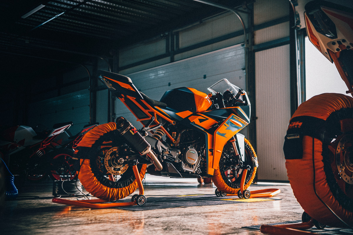 2022 KTM RC 390 STATIC 002