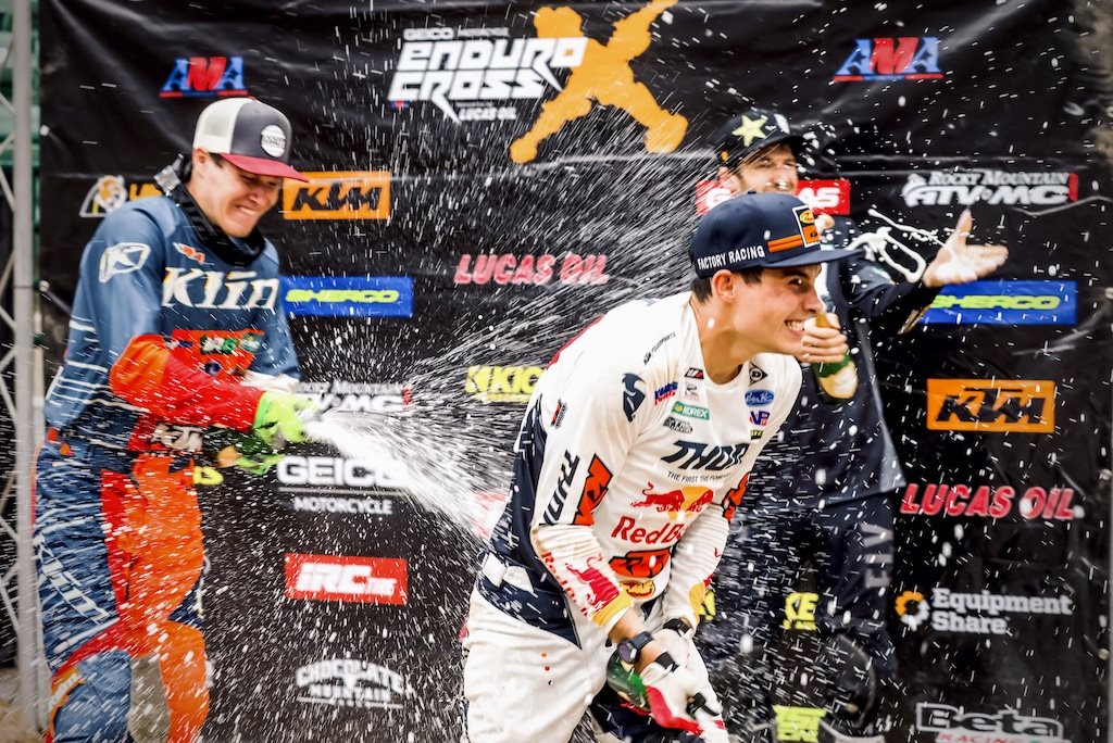 CHAMPAGNE PODIUM