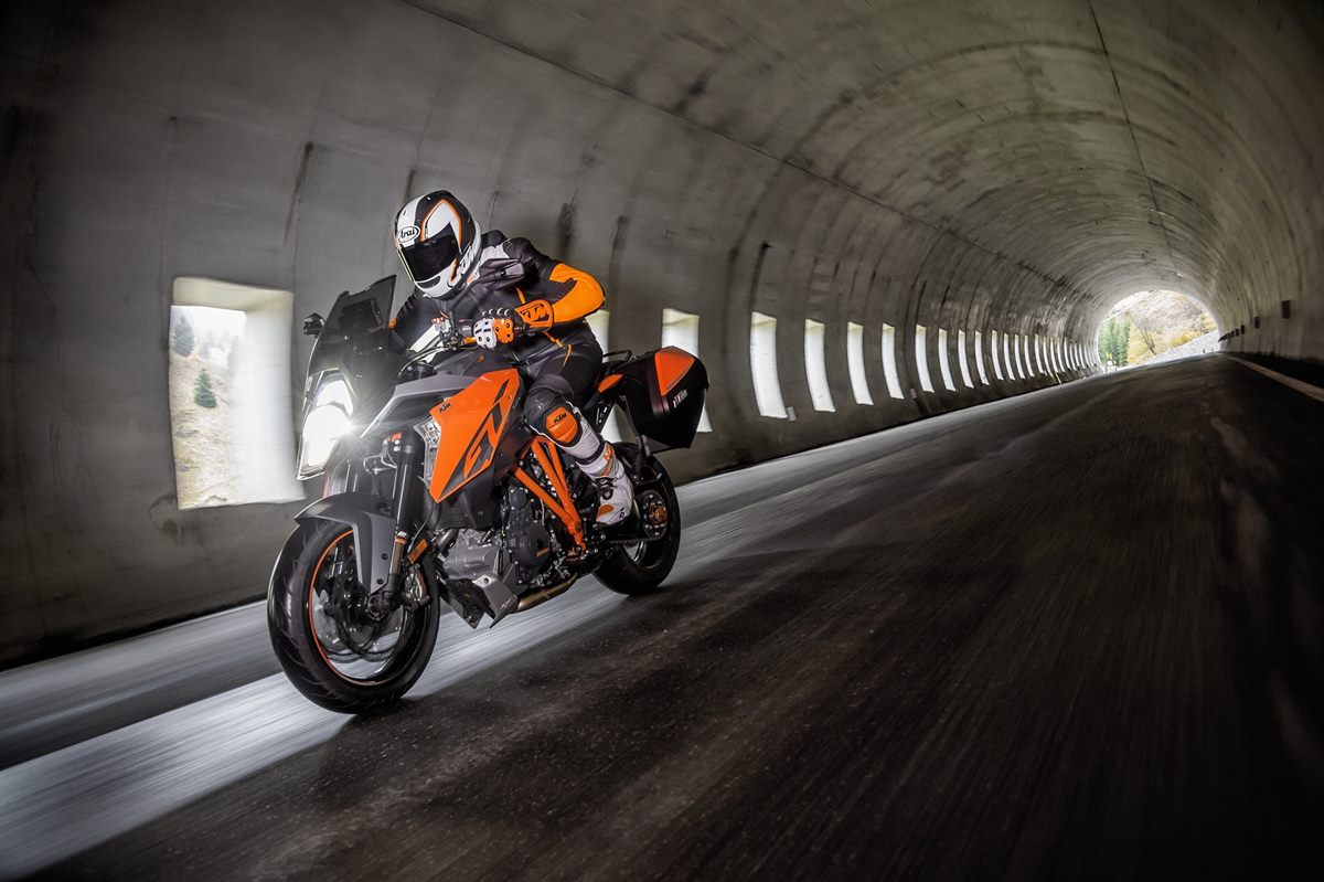 1290 Super Duke GT_Action_2