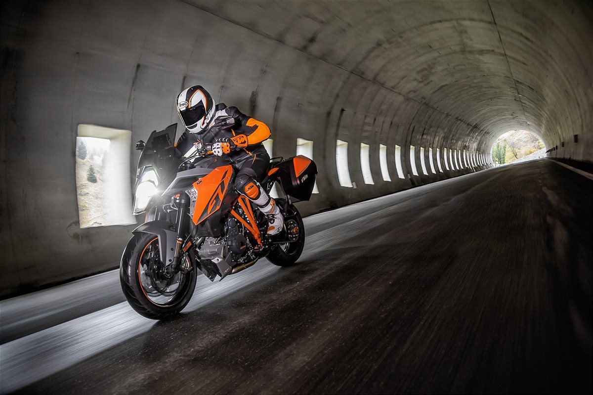 1290 Super Duke GT_Action_2