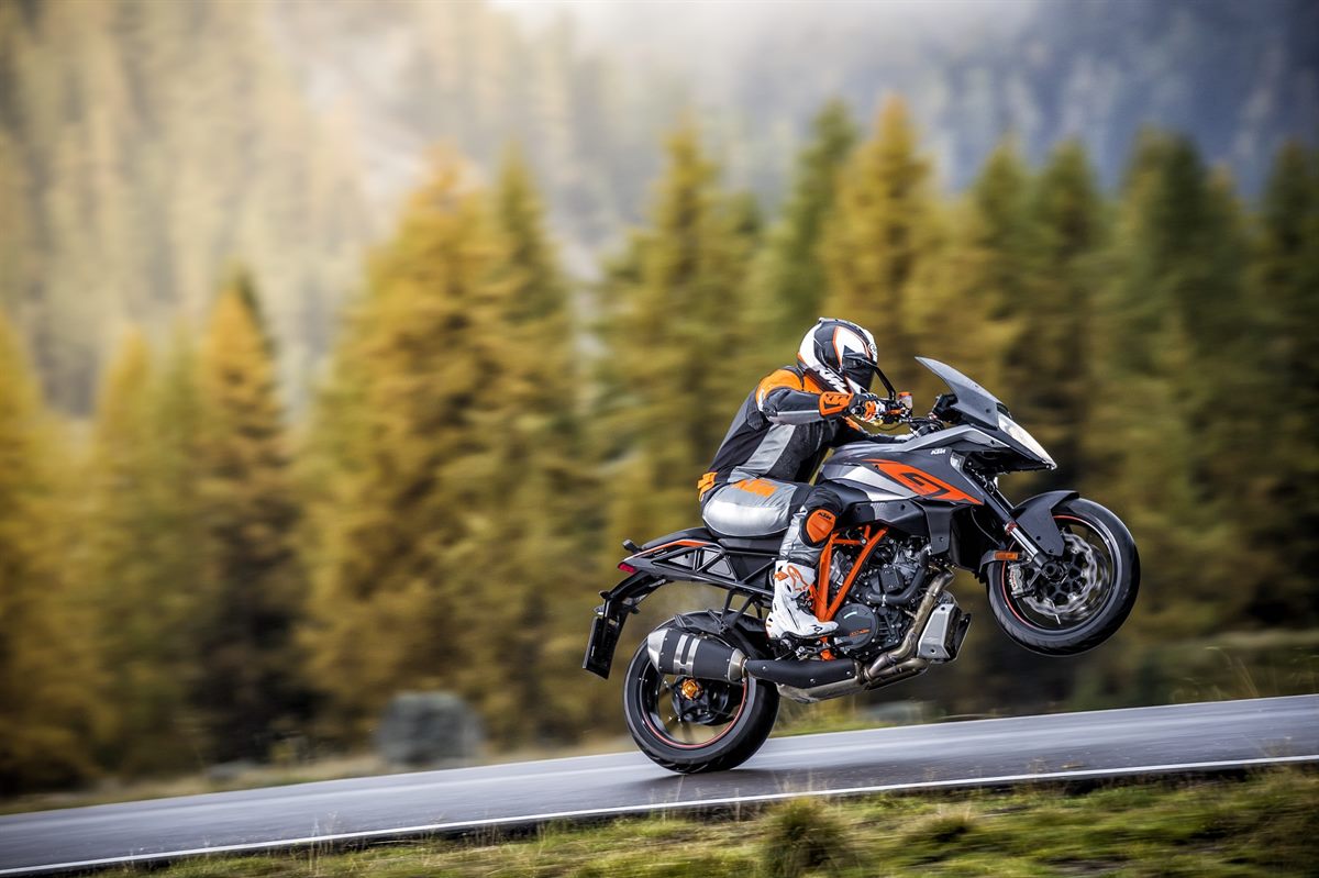 1290 Super Duke GT_Action_4