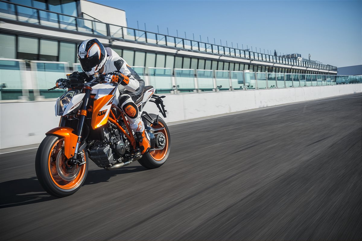 1290 Super Duke R_Special Edition_Action_1