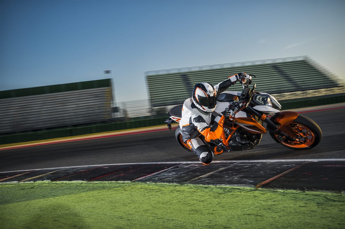 1290 Super Duke R_Special Edition_Action_3