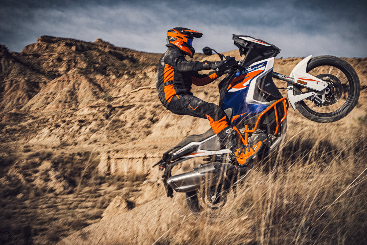 371534_MY22 KTM 1290 SUPER ADVENTURE R_ Action