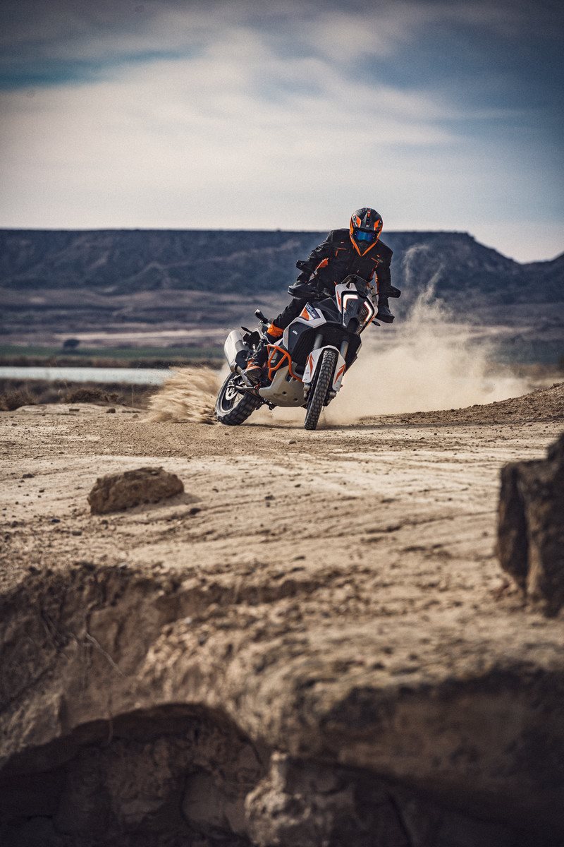 371536_MY22 KTM 1290 SUPER ADVENTURE R_ Action