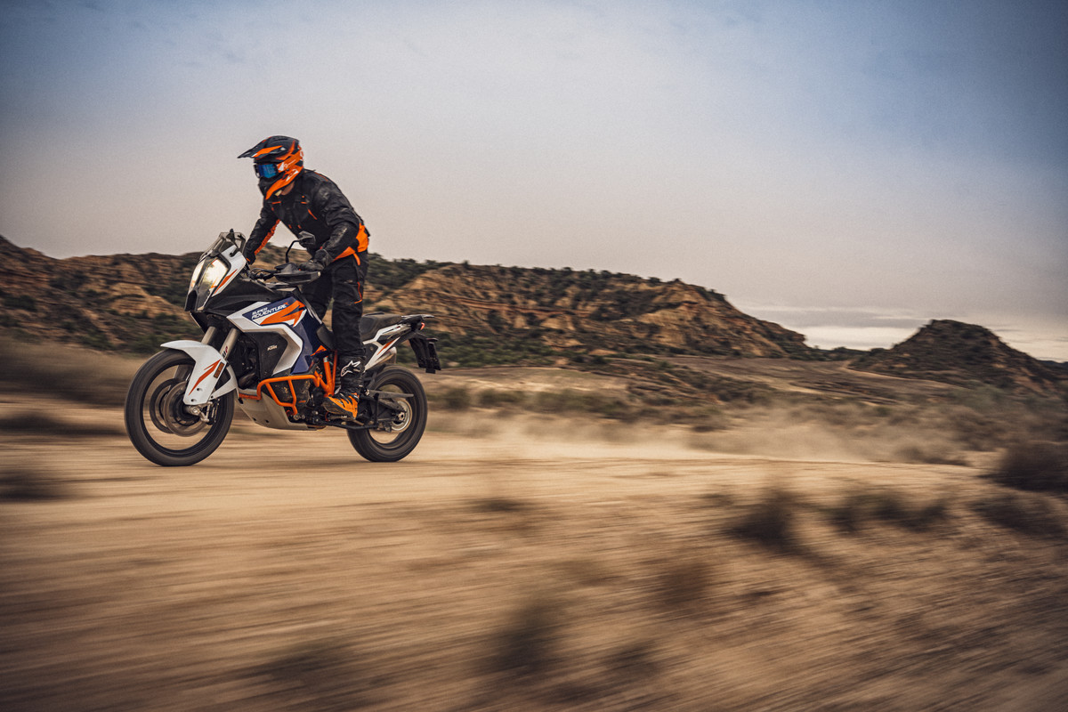 371541_MY22 KTM 1290 SUPER ADVENTURE R_ Action