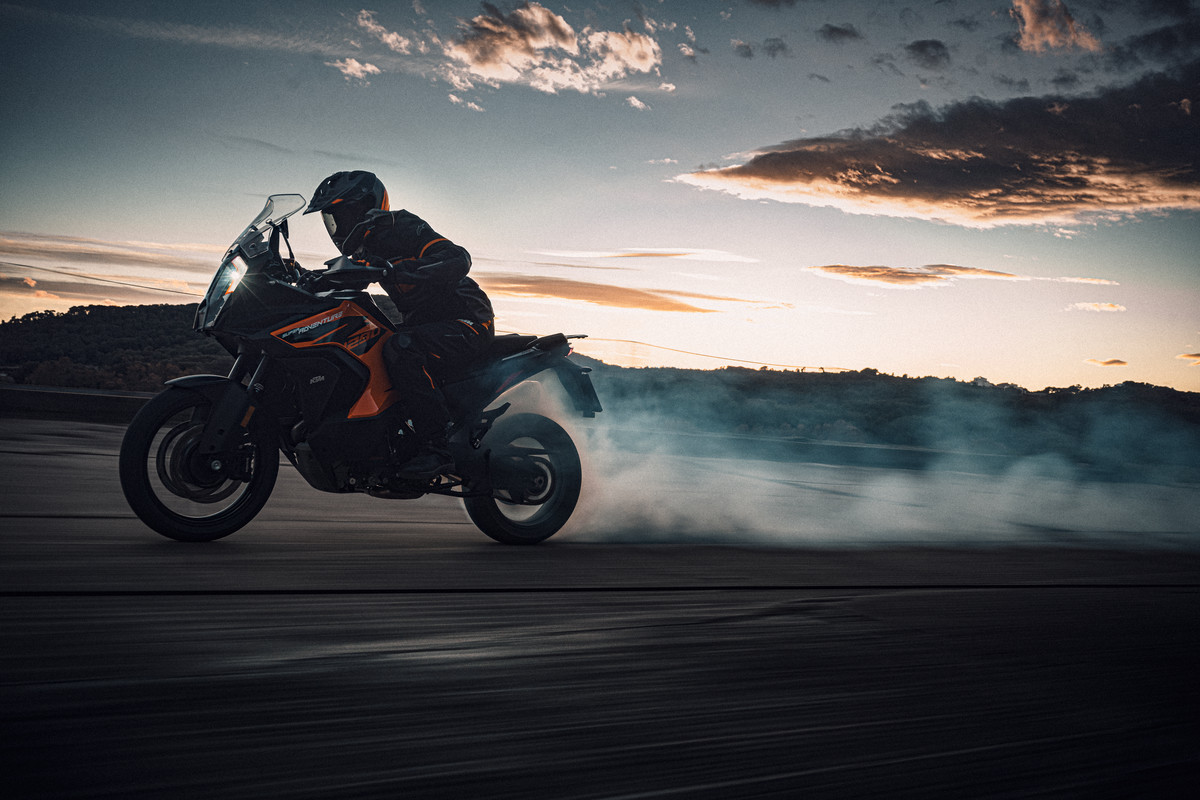 371569_MY22 KTM 1290 SUPER ADVENTURE S_ Action