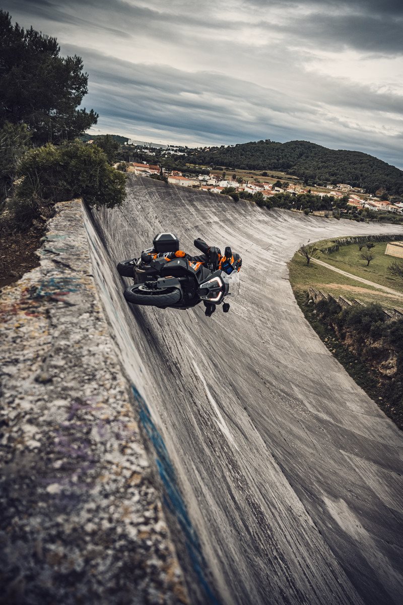 371570_MY22 KTM 1290 SUPER ADVENTURE S_ Action
