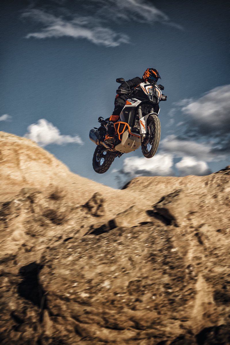 371670_MY22 KTM 1290 SUPER ADVENTURE R_ Action CAT A