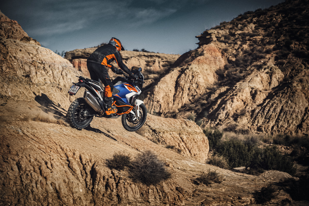 371671_MY22 KTM 1290 SUPER ADVENTURE R_ Action CAT A