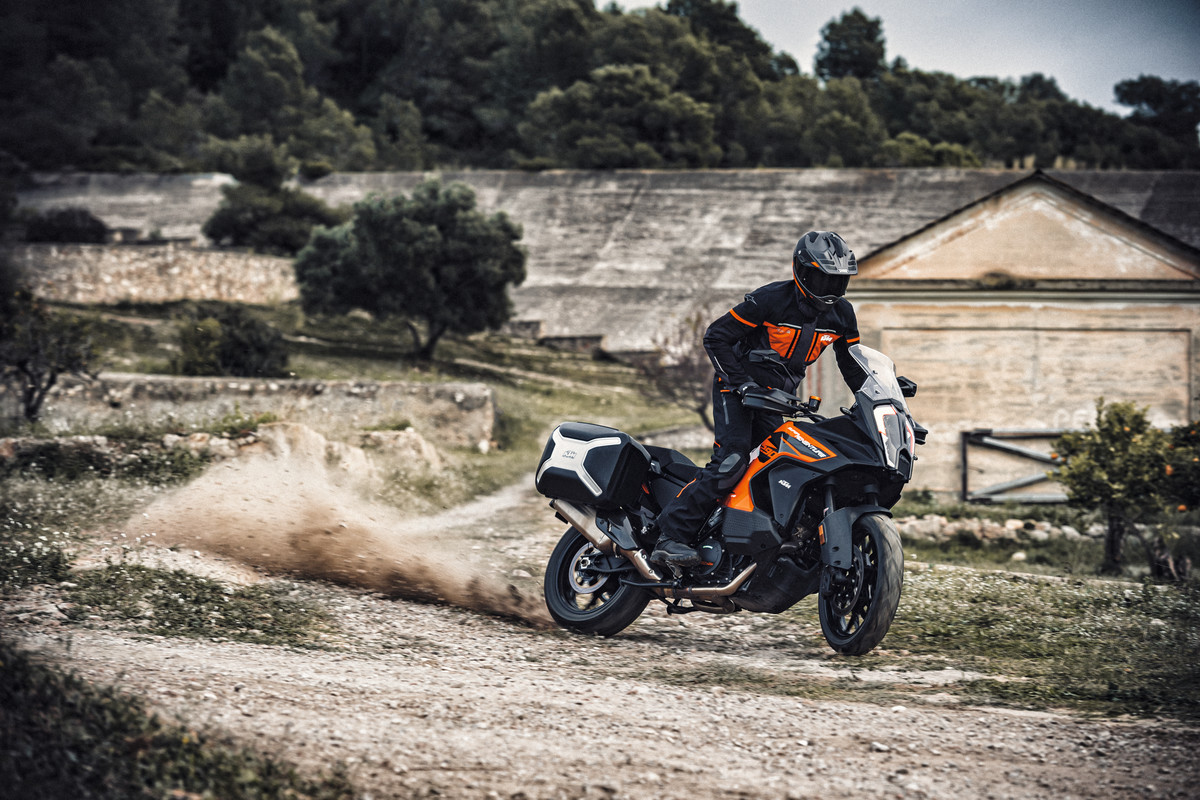 371674_MY22 KTM 1290 SUPER ADVENTURE S_ Action CAT A
