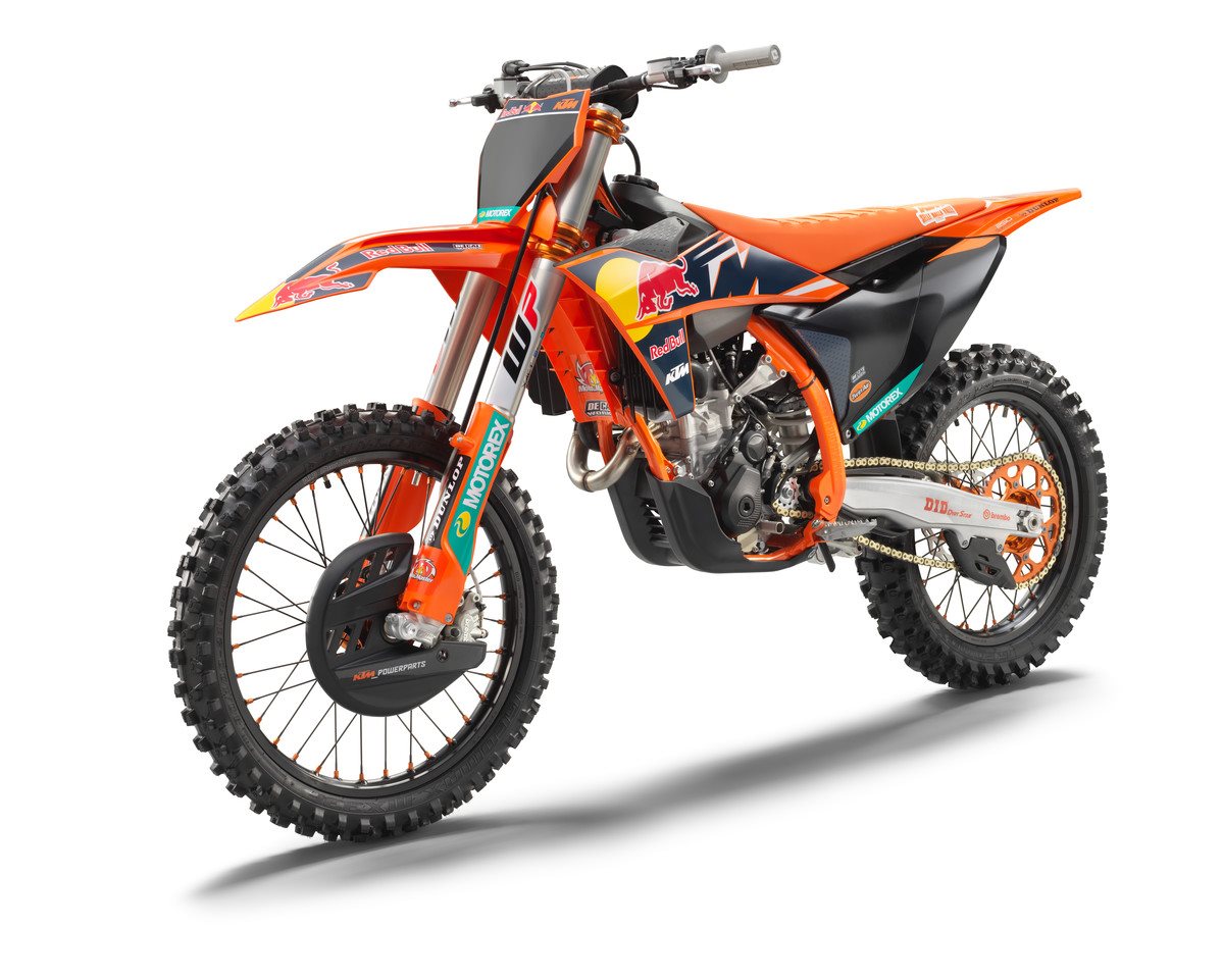 420371_250 SX-F Factory Edition front left_MY22