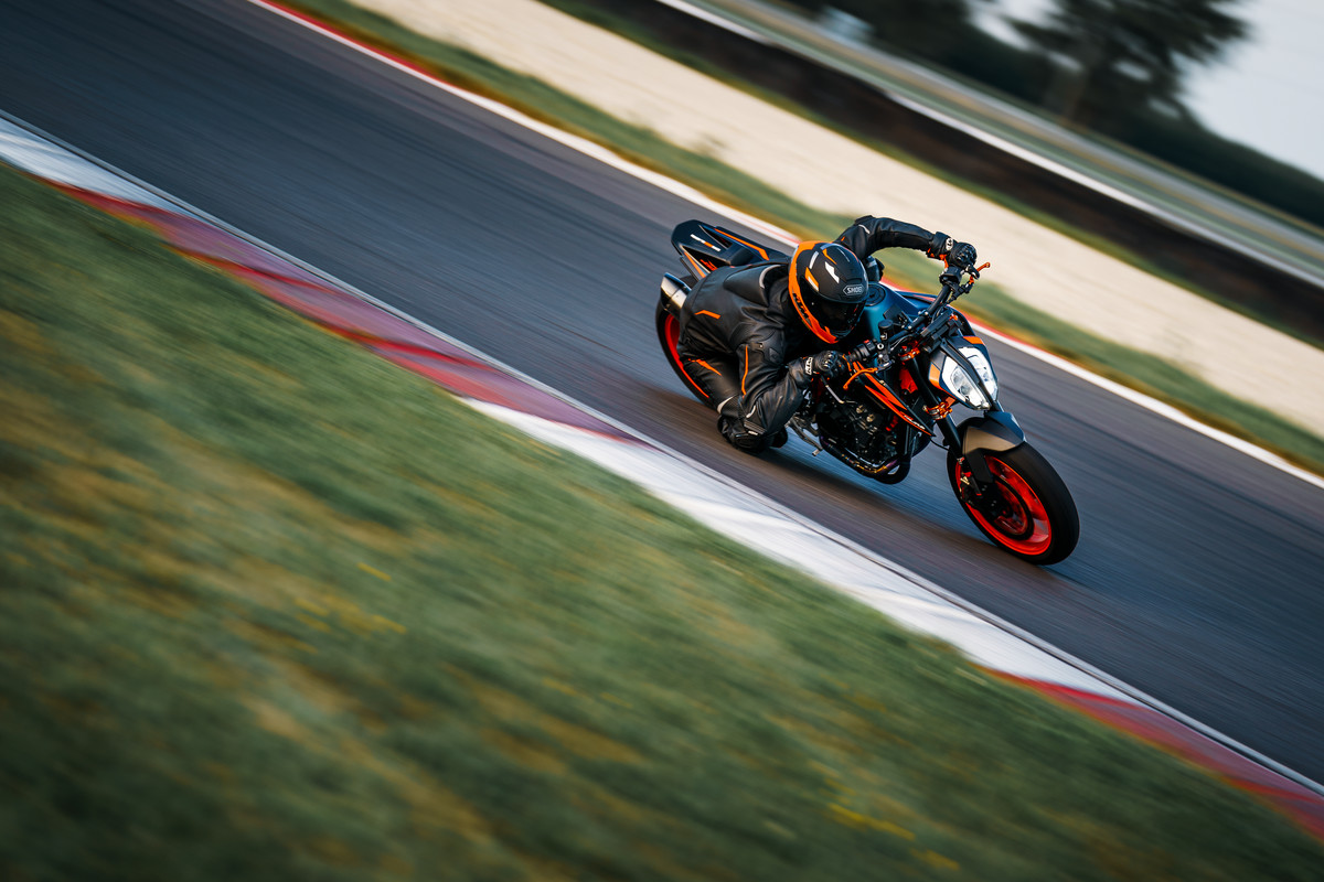 2022 KTM 890 DUKE R