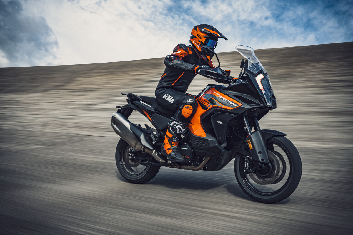 371567_MY21 KTM 1290 SUPER ADVENTURE S_ Action