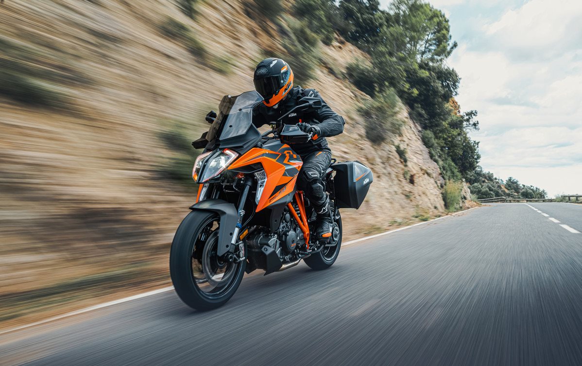 420068_MY22 KTM 1290 SUPER DUKE GT_ Action