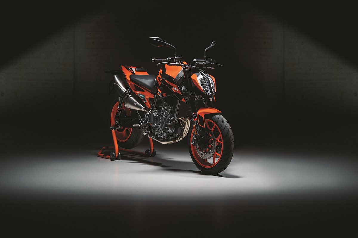 427606_MY22 KTM 890 DUKE GP