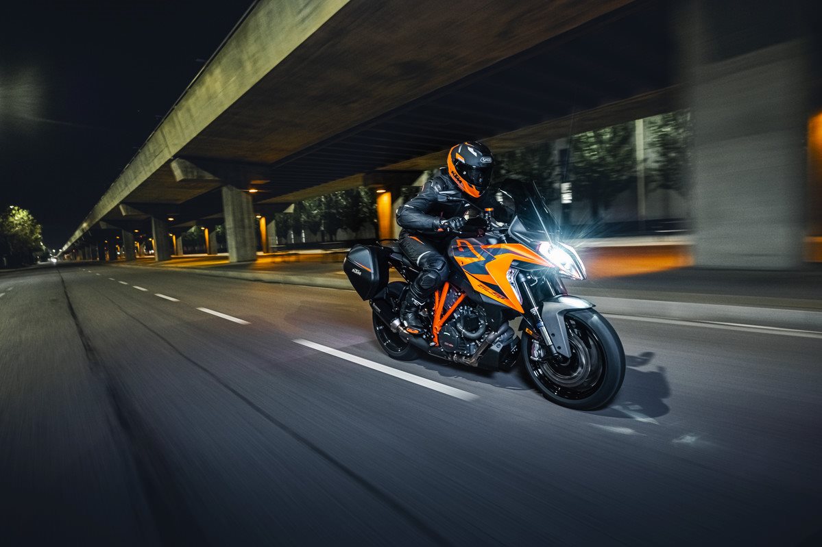 420099_MY22 KTM 1290 SUPER DUKE GT_ Action
