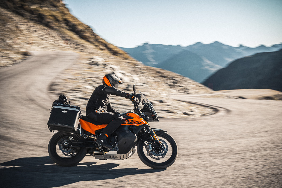 359579_MY21 KTM 890 ADVENTURE_ Action