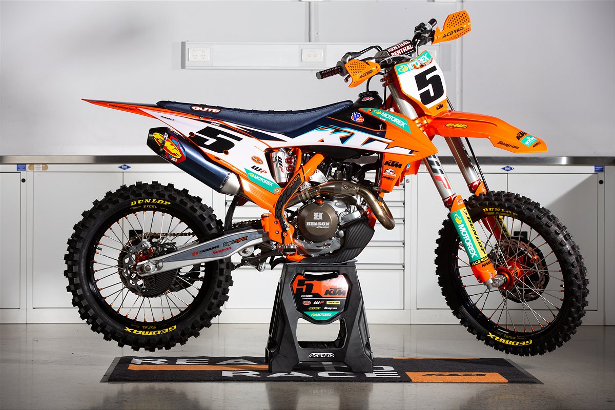 2022-KTM-Racing-Team-photoshoot-1