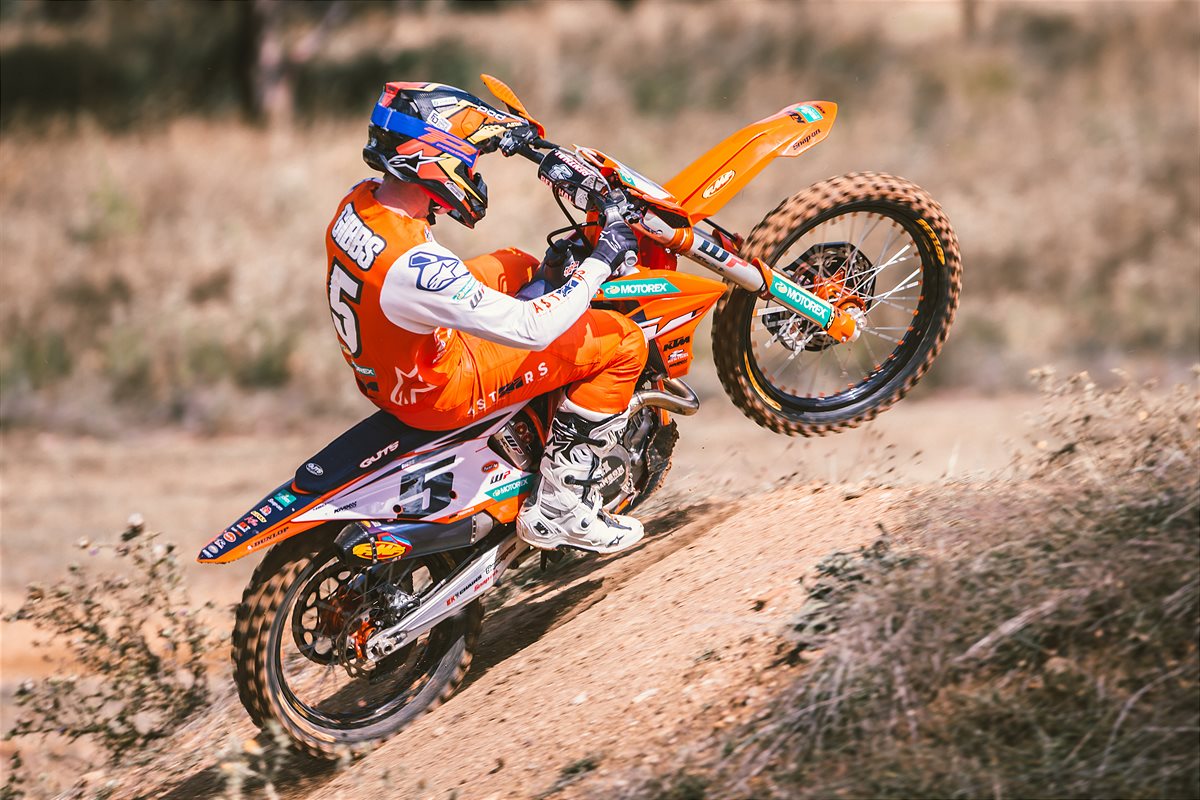 2022-KTM-Racing-Team-photoshoot-10