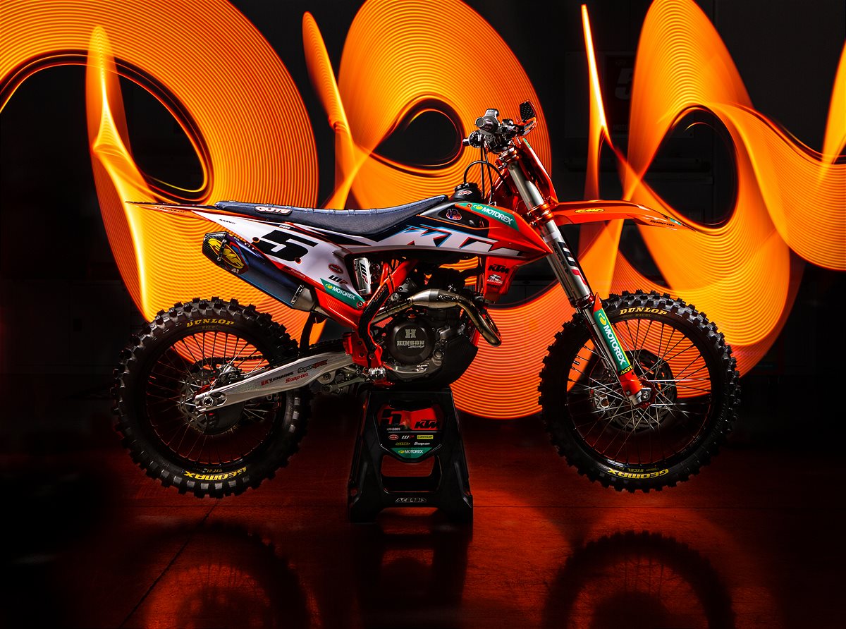 2022-KTM-Racing-Team-photoshoot-12