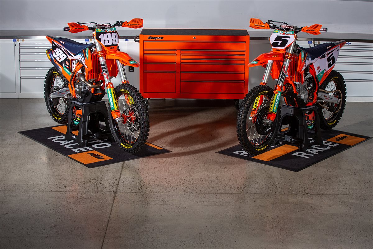 2022-KTM-Racing-Team-photoshoot-3