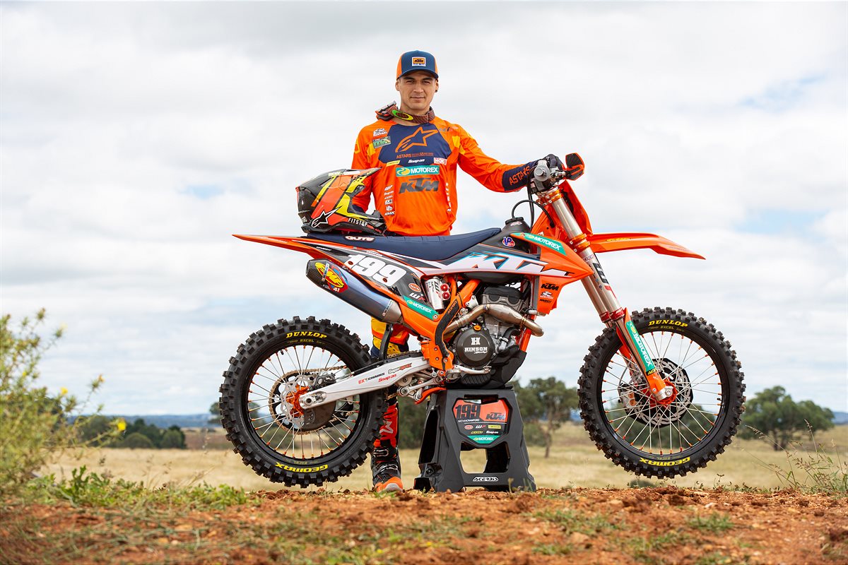 2022-KTM-Racing-Team-photoshoot-4