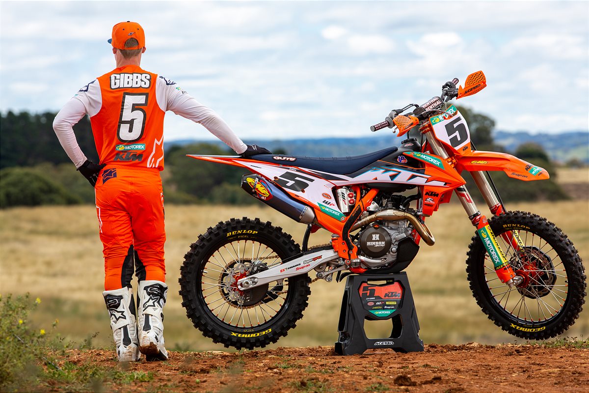 2022-KTM-Racing-Team-photoshoot-5
