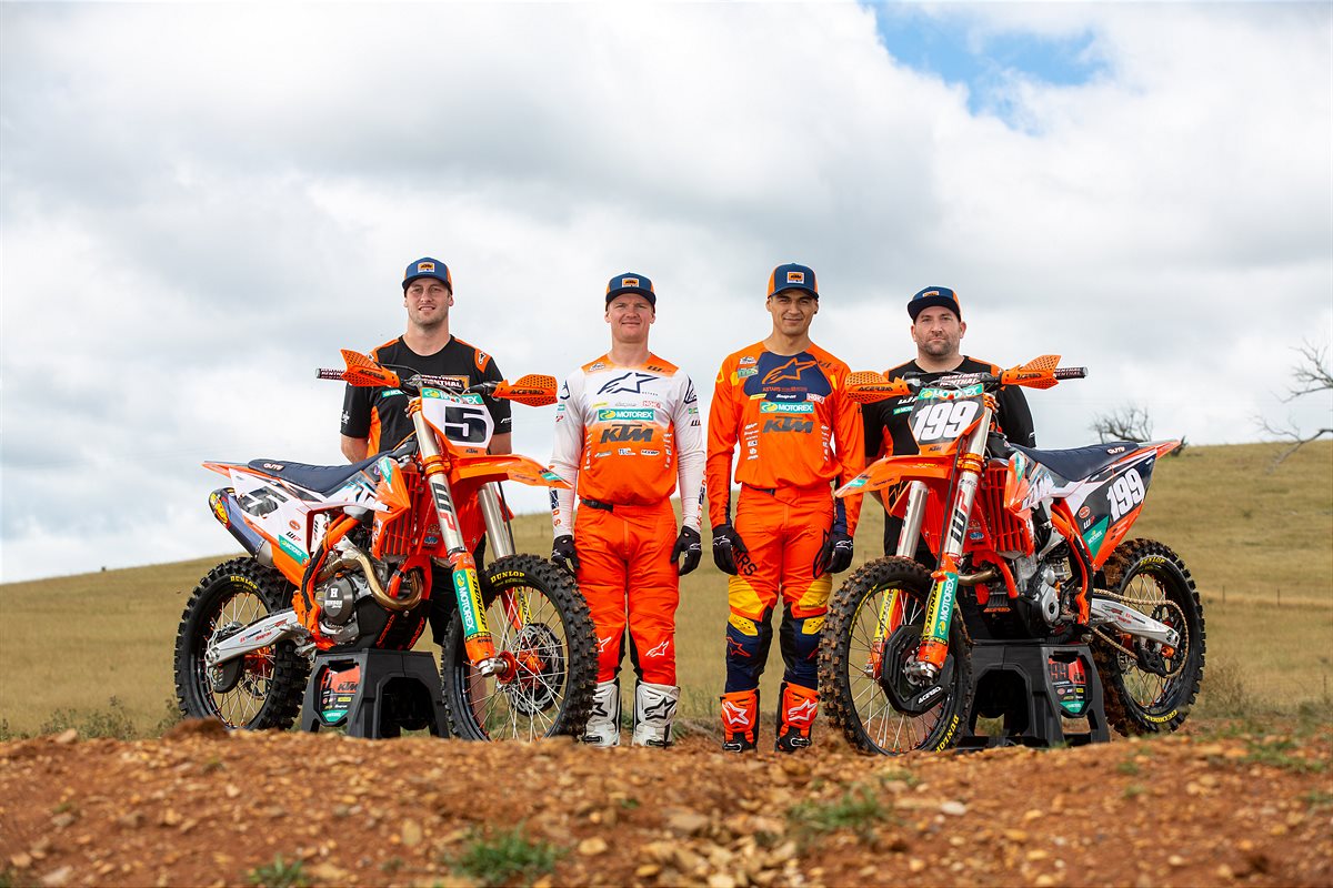 2022-KTM-Racing-Team-photoshoot-7