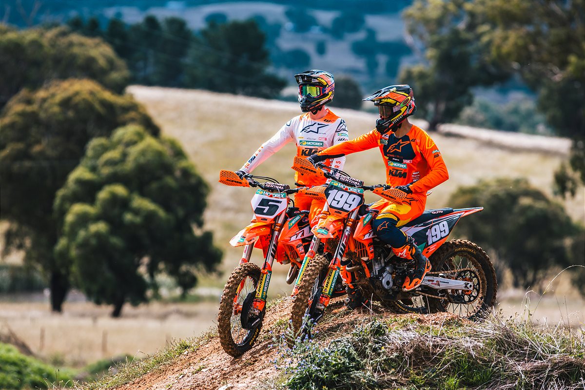 2022-KTM-Racing-Team-photoshoot-8