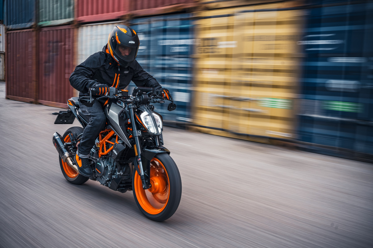 358709_KTM Naked Model Range_ Action