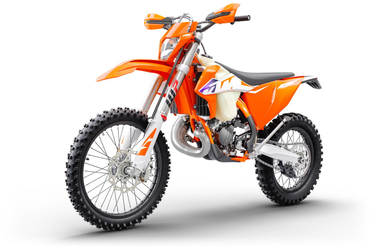 428795_150 XC-W-TPI_MY23_Front-Left
