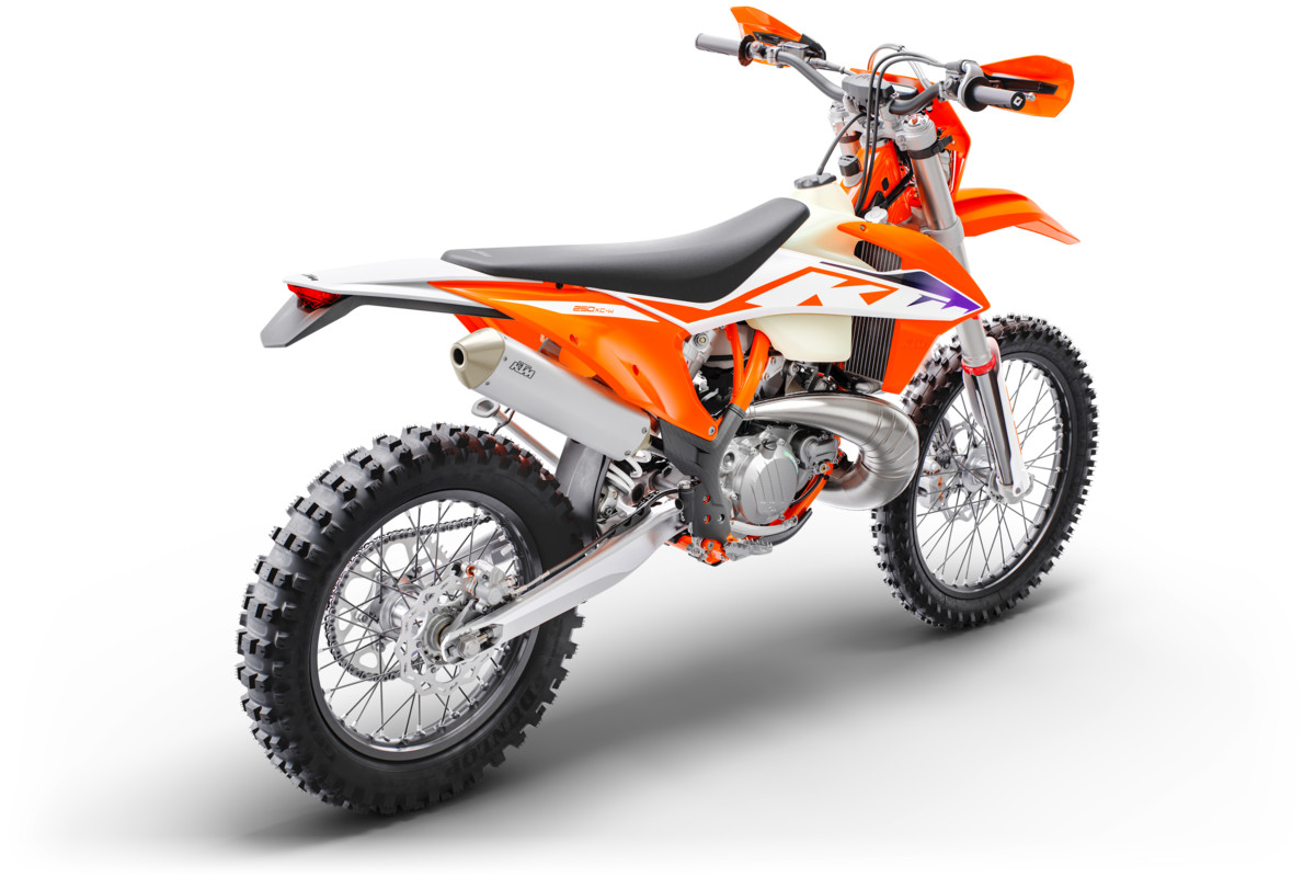 428802_250 XC-W-TPI_MY23_Rear-Right