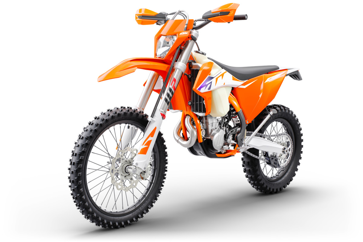 428810_450 XCF-W_MY23_Front-Left