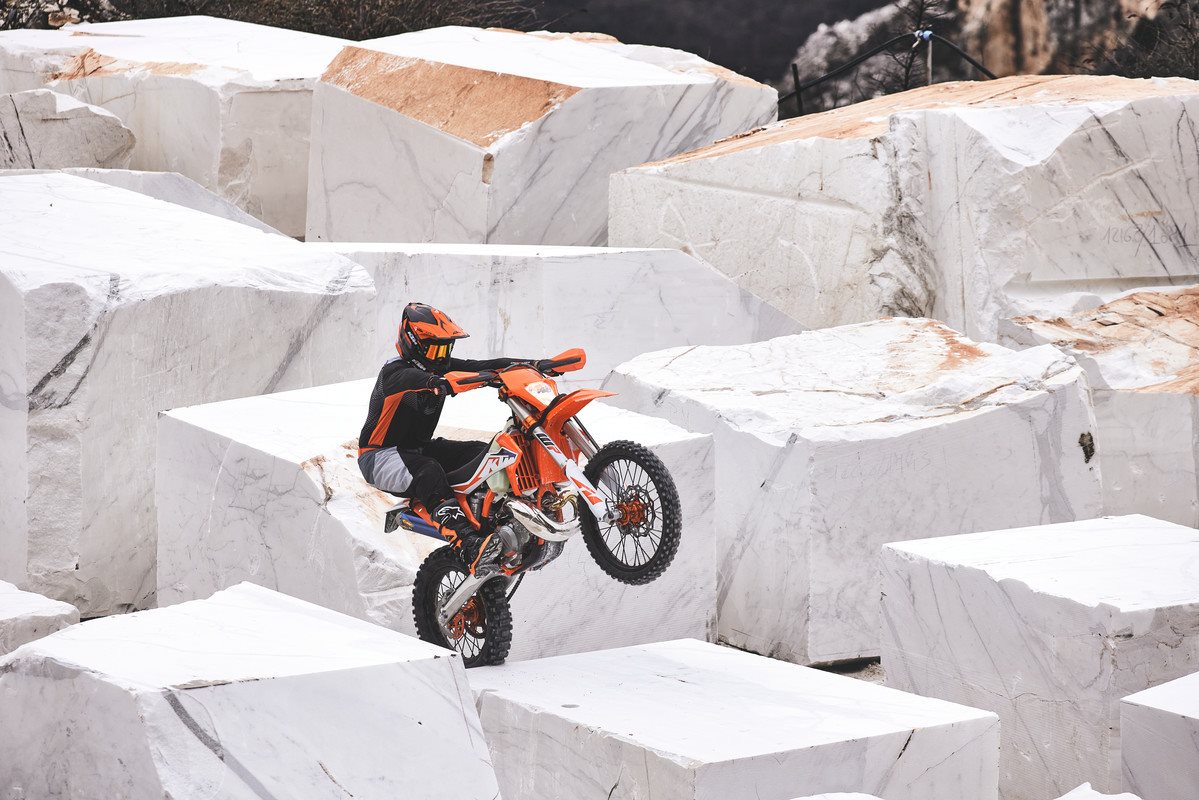 430213_MY23 KTM 300 XC-W - Action - Cat B
