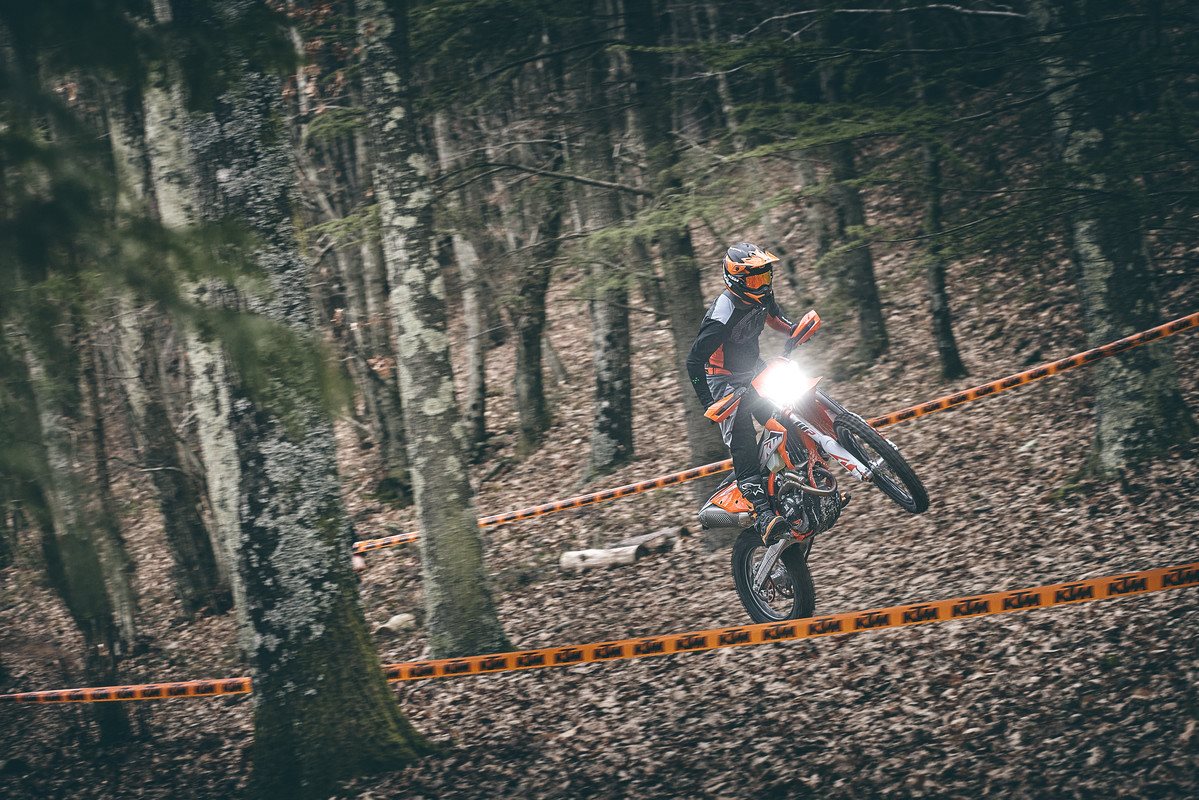 430222_MY23 KTM 450 XCF-W - Action - Cat B