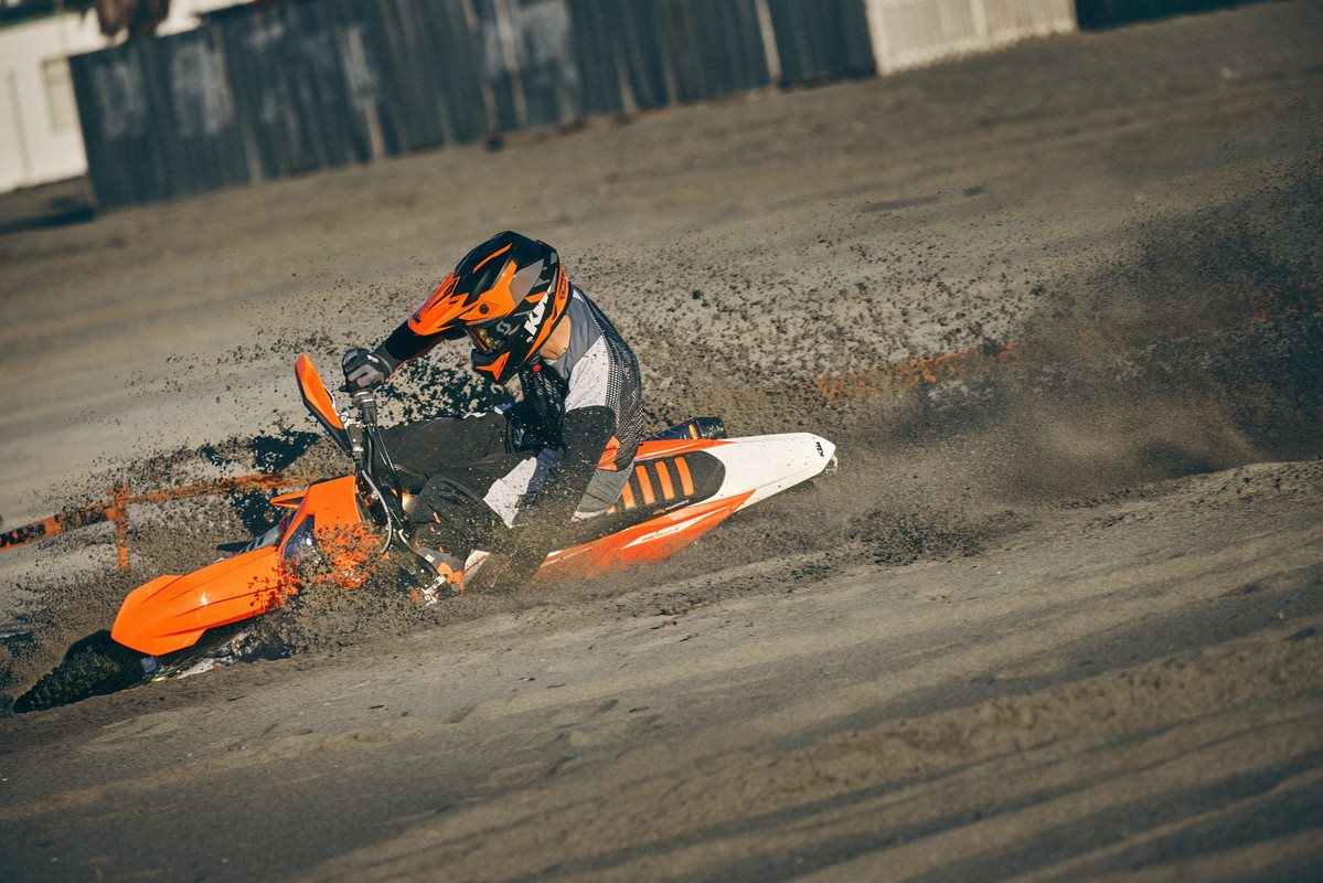 430247_MY23 KTM 450 XCF-W - Action - Cat B