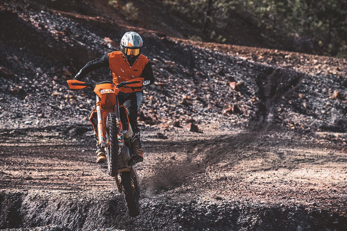 381243_MY22 KTM 350 EXC-F - Cat B_CAT B_01 Action Images